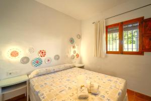 een slaapkamer met een bed, een raam en borden aan de muur bij Casa ZAHOMAR con piscina exterior in Zahora +29 foto's