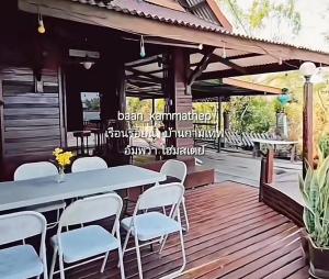 Balkón nebo terasa v ubytování p3 เรือนเคียงลำพู เรือนรอยน้ำ บ้านกามเทพ อัมพวา โฮมสเตย์