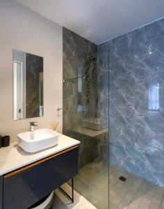 Et badeværelse på Amywealth Luxury Apartment