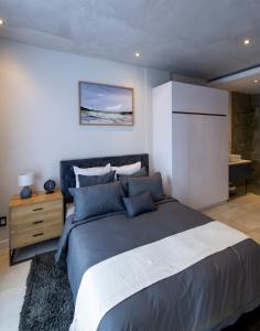 En eller flere senge i et værelse på Amywealth Luxury Apartment