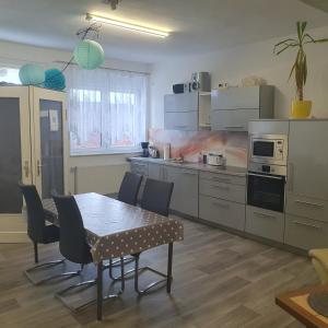 a kitchen with a table and chairs in a room at Einraum-Ferienwohnung 46m2 Eisenhüttenstadt-Diehlo in Eisenhüttenstadt
