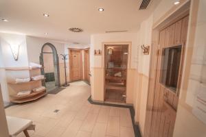 przedpokój z pokojem z drzwiami i lustrem w obiekcie Panoramahotel Schwendbergerhof w mieście Hippach +25 zdjęć