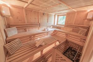 wewnątrz sauny z dwoma ławkami w obiekcie Panoramahotel Schwendbergerhof w mieście Hippach