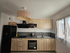 Kuchyň nebo kuchyňský kout v ubytování Appartement moderne à Lucciana avec terrasse ensoleillée. + 5 fotografií