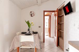 Μια τηλεόραση ή/και κέντρο ψυχαγωγίας στο Free Parking - Quiet and Bright City Center Apartment