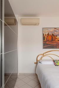 Ένα ή περισσότερα κρεβάτια σε δωμάτιο στο Free Parking - Quiet and Bright City Center Apartment