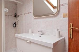 Ένα μπάνιο στο Free Parking - Quiet and Bright City Center Apartment +14 φωτογραφίες