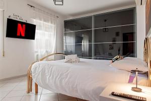 Ένα ή περισσότερα κρεβάτια σε δωμάτιο στο Free Parking - Quiet and Bright City Center Apartment