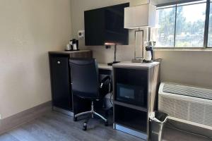 Кухня или мини-кухня в Days Inn by Wyndham San Diego Vista
