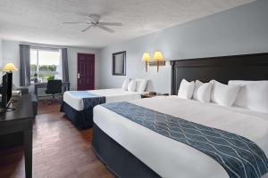 Postel nebo postele na pokoji v ubytování Travelodge by Wyndham Grand Falls