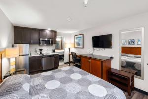 Kuchyň nebo kuchyňský kout v ubytování Basecamp Puyallup a Travelodge by Wyndham