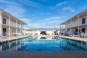 ein Schwimmbad vor einem Gebäude in der Unterkunft Angel Inn Near IMAX, a Travelodge by Wyndham in Branson