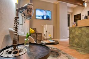 een microfoon op een tafel in een woonkamer bij Vienna House Easy by Wyndham Ingolstadt in Ingolstadt