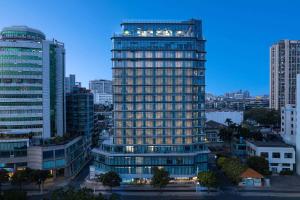 um edifício alto no meio de uma cidade em Days Inn by Wyndham Shantou Jinping em Shantou mais 44 fotografias