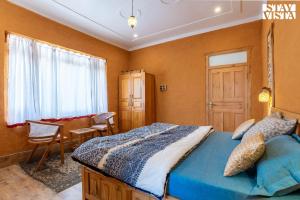 Postel nebo postele na pokoji v ubytování StayVista at Jillmora Heights- BBQ & Bonfire