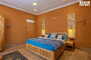 Postel nebo postele na pokoji v ubytování StayVista at Jillmora Heights- BBQ & Bonfire