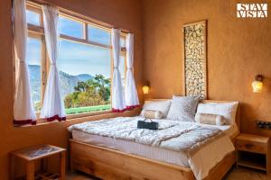 Postel nebo postele na pokoji v ubytování StayVista at Jillmora Heights- BBQ & Bonfire