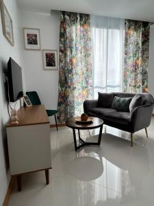 a living room with a couch and a table at Apartamento Batuku in Praia