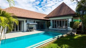 Piscina de la sau aproape de Naiharn Beach 3 bedrooms villa