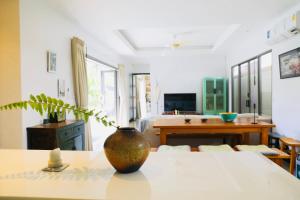 Un televizor și/sau centru de divertisment la Naiharn Beach 3 bedrooms villa