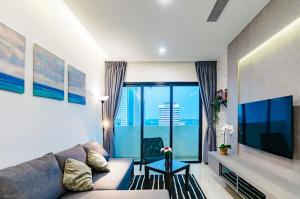 TV a/nebo společenská místnost v ubytování Chic & Comfortable Stay at Suasana JB 03