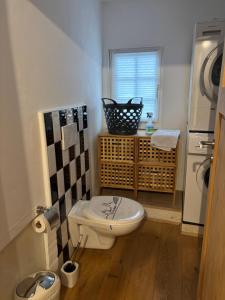 une petite salle de bain avec toilettes et réfrigérateur dans l'établissement Fass ohne Boden Haus Levi, à Mechernich 22 autres photos