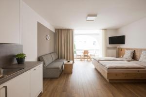 una pequeña sala de estar con cama y sofá en Vettererhof, en Lana