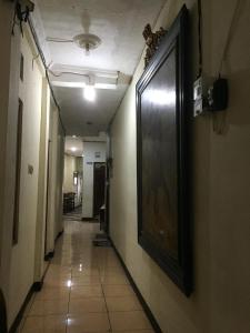 einen langen Flur mit Tür an der Wand in der Unterkunft Surya Wijaya Homestay in Timuran