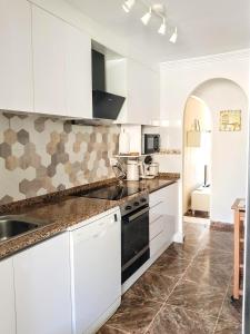 Kuchyňa alebo kuchynka v ubytovaní La Zenia Holiday Home