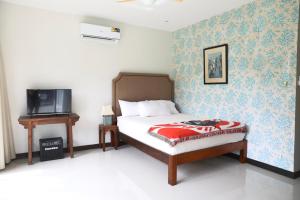 Un pat sau paturi într-o cameră la Naiharn Beach 3 bedrooms villa