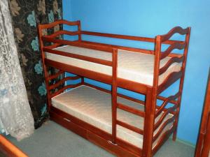 Двухъярусная кровать или двухъярусные кровати в номере Yourhostel Friend