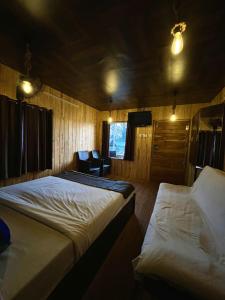 Postel nebo postele na pokoji v ubytování Natures Nest Araku Resort