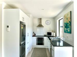 Kuchyň nebo kuchyňský kout v ubytování Cozy 2BR - 15min from Airport