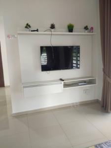 TV a/nebo společenská místnost v ubytování Sofiyyah Homestay