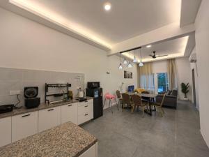 Kuchyň nebo kuchyňský kout v ubytování Langkawi Simfoni Luxury Suite 06