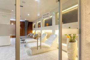una sala d'attesa con fila di sedie di Pirin Sense Studio - SPA - Free Parking a Bansko