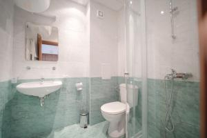 un bagno con lavandino, WC e doccia di Pirin Sense Studio - SPA - Free Parking a Bansko