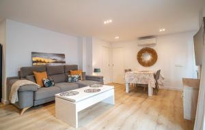 ein Wohnzimmer mit Sofa und Tisch in der Unterkunft Lovely Apartment In Torremolinos in Torremolinos