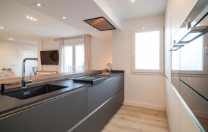 eine Küche mit Spüle und Arbeitsplatte in der Unterkunft Lovely Apartment In Torremolinos in Torremolinos