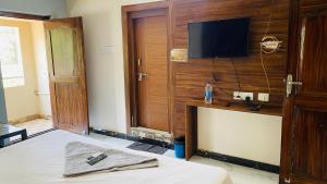 TV a/nebo společenská místnost v ubytování Natures Nest Araku Resort