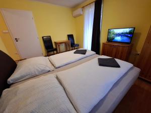 Posteľ alebo postele v izbe v ubytovaní Ilona Apartmanház