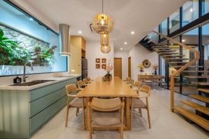 a kitchen and dining room with a table and chairs at Kim Son Pool Villa Da Nang in Da Nang