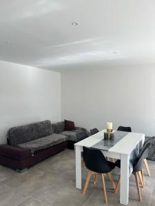 a living room with a white table and a couch at Villa tout confort en Provence avec Piscine, ainsi qu'un parking privé in Manosque +9 photos