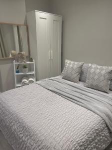 Giường trong phòng chung tại London Property Apartments for up to 6, next to Big Ben & London Eye