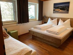 Apartment Lydia في سخلادميخ: سريرين في غرفة ذات نافذتين