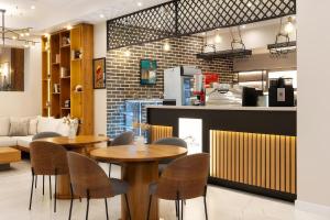 un ristorante con due tavoli e sedie e una cucina di Pirin Sense Studio - SPA - FREE Parking a Bansko