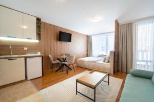 un soggiorno con divano, letto e tavolo di Pirin Sense Studio - SPA - FREE Parking a Bansko