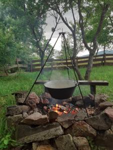a large pot over a fire with a grill at Kuckózó Vendégház Mogyoróska in Mogyoróska
