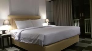A bed or beds in a room at Anshel Hotel Seminyak