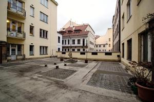 プラハにあるChampagne Studio with Saunaの建物のある都市の空中庭